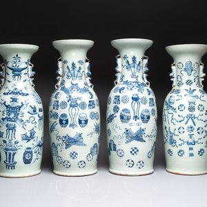 Four Chinese blue and white celadon-ground vases and a ginger jar, 19/20th C. — foto 2