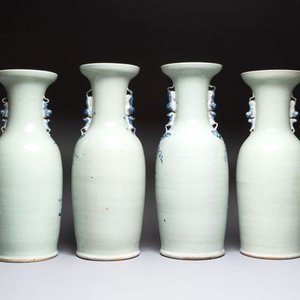 Four Chinese blue and white celadon-ground vases and a ginger jar, 19/20th C. — foto 3