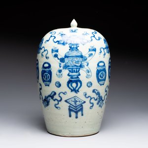 Four Chinese blue and white celadon-ground vases and a ginger jar, 19/20th C. — foto 6