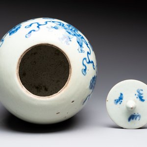 Four Chinese blue and white celadon-ground vases and a ginger jar, 19/20th C. — foto 8