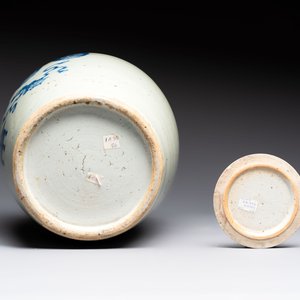 Four Chinese blue and white celadon-ground vases and a ginger jar, 19/20th C. — foto 9