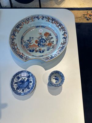 Four Chinese blue and white cups and saucers and a Chinese Imari-style shaving bowl, Kangxi Qianlong — 照片 1
