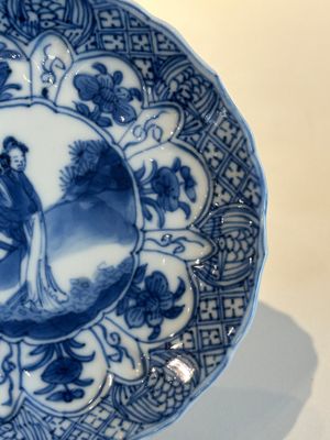 Four Chinese blue and white cups and saucers and a Chinese Imari-style shaving bowl, Kangxi Qianlong — 照片 11