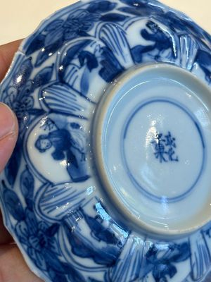 Four Chinese blue and white cups and saucers and a Chinese Imari-style shaving bowl, Kangxi Qianlong — 照片 15
