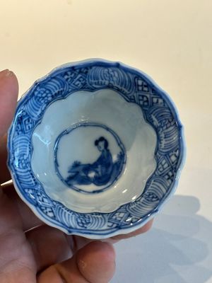 Four Chinese blue and white cups and saucers and a Chinese Imari-style shaving bowl, Kangxi Qianlong — 照片 20