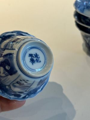Four Chinese blue and white cups and saucers and a Chinese Imari-style shaving bowl, Kangxi Qianlong — 照片 23