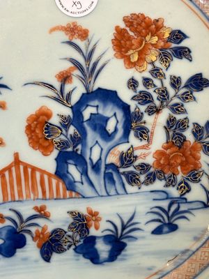 Four Chinese blue and white cups and saucers and a Chinese Imari-style shaving bowl, Kangxi Qianlong — 照片 3