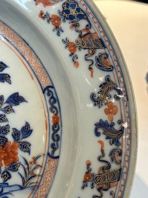 Four Chinese blue and white cups and saucers and a Chinese Imari-style shaving bowl, Kangxi Qianlong — 照片 4
