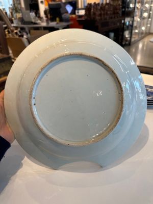 Four Chinese blue and white cups and saucers and a Chinese Imari-style shaving bowl, Kangxi Qianlong — 照片 6