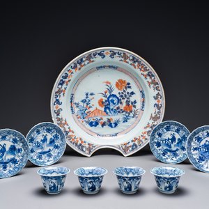 Four Chinese blue and white cups and saucers and a Chinese Imari-style shaving bowl, Kangxi Qianlong — 照片 1