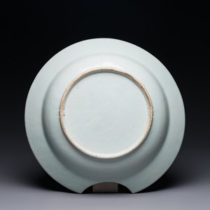 Four Chinese blue and white cups and saucers and a Chinese Imari-style shaving bowl, Kangxi Qianlong — 照片 3