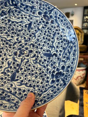 Four Chinese blue and white dishes with floral design, Kangxi/Yongzheng — photo 11