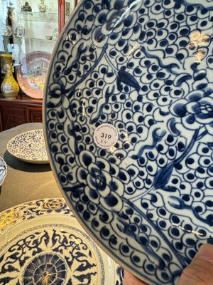 Four Chinese blue and white dishes with floral design, Kangxi/Yongzheng — photo 12