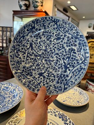 Four Chinese blue and white dishes with floral design, Kangxi/Yongzheng — photo 16