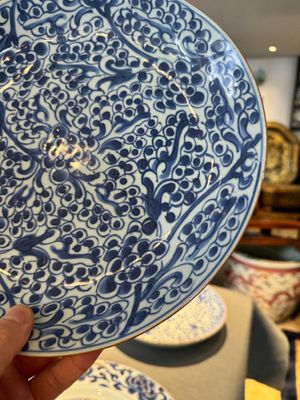 Four Chinese blue and white dishes with floral design, Kangxi/Yongzheng — photo 17