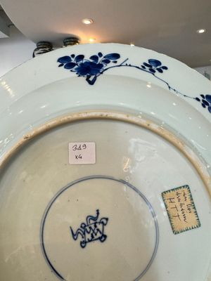 Four Chinese blue and white dishes with floral design, Kangxi/Yongzheng — photo 28