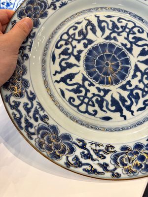 Four Chinese blue and white dishes with floral design, Kangxi/Yongzheng — photo 3