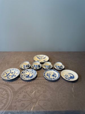 Four Chinese blue and white 'Eight Immortals' cups and saucers and five saucers, Chenghua and Lu mark, Kangxi — foto 1