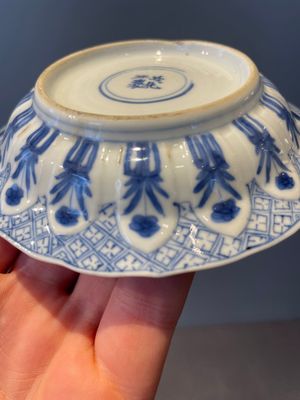 Four Chinese blue and white 'Eight Immortals' cups and saucers and five saucers, Chenghua and Lu mark, Kangxi — foto 14
