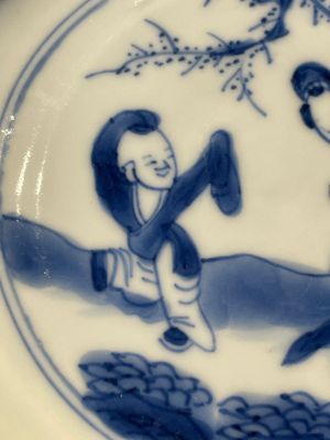 Four Chinese blue and white 'Eight Immortals' cups and saucers and five saucers, Chenghua and Lu mark, Kangxi — foto 17