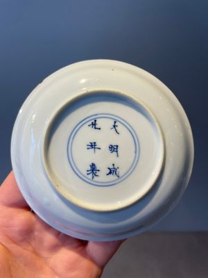 Four Chinese blue and white 'Eight Immortals' cups and saucers and five saucers, Chenghua and Lu mark, Kangxi — foto 19