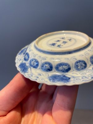 Four Chinese blue and white 'Eight Immortals' cups and saucers and five saucers, Chenghua and Lu mark, Kangxi — foto 25