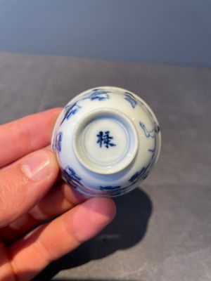 Four Chinese blue and white 'Eight Immortals' cups and saucers and five saucers, Chenghua and Lu mark, Kangxi — foto 27