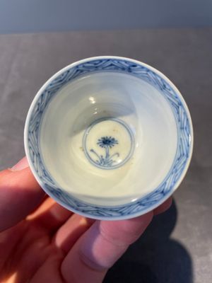 Four Chinese blue and white 'Eight Immortals' cups and saucers and five saucers, Chenghua and Lu mark, Kangxi — foto 32