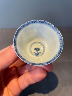 Four Chinese blue and white 'Eight Immortals' cups and saucers and five saucers, Chenghua and Lu mark, Kangxi — foto 34