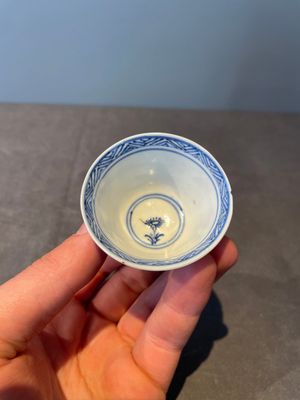 Four Chinese blue and white 'Eight Immortals' cups and saucers and five saucers, Chenghua and Lu mark, Kangxi — foto 36