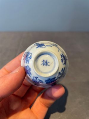 Four Chinese blue and white 'Eight Immortals' cups and saucers and five saucers, Chenghua and Lu mark, Kangxi — foto 37