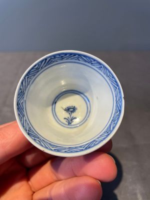 Four Chinese blue and white 'Eight Immortals' cups and saucers and five saucers, Chenghua and Lu mark, Kangxi — foto 39
