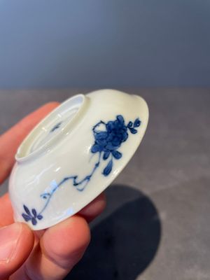 Four Chinese blue and white 'Eight Immortals' cups and saucers and five saucers, Chenghua and Lu mark, Kangxi — foto 45