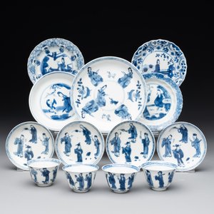 Four Chinese blue and white 'Eight Immortals' cups and saucers and five saucers, Chenghua and Lu mark, Kangxi — foto 1