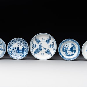 Four Chinese blue and white 'Eight Immortals' cups and saucers and five saucers, Chenghua and Lu mark, Kangxi — foto 2