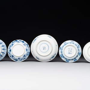 Four Chinese blue and white 'Eight Immortals' cups and saucers and five saucers, Chenghua and Lu mark, Kangxi — foto 3