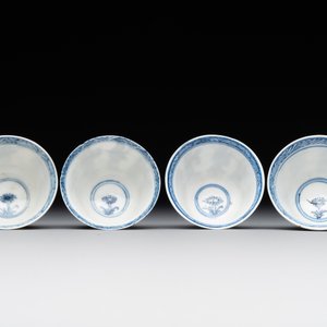 Four Chinese blue and white 'Eight Immortals' cups and saucers and five saucers, Chenghua and Lu mark, Kangxi — foto 10