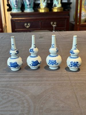 Four Chinese blue and white 'Eight Treasures 八寶' double gourd vases, Kangxi — foto 1
