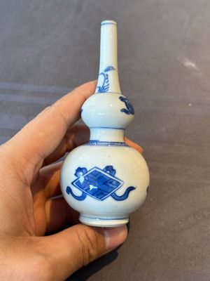 Four Chinese blue and white 'Eight Treasures 八寶' double gourd vases, Kangxi — foto 3