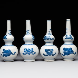 Four Chinese blue and white 'Eight Treasures 八寶' double gourd vases, Kangxi — foto 1