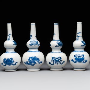 Four Chinese blue and white 'Eight Treasures 八寶' double gourd vases, Kangxi — foto 2