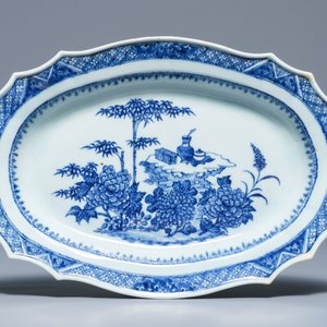 Four Chinese blue and white, famille rose and grisaille dishes and an armorial American market tureen, Qianlong/Jiaqing — 照片 13