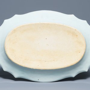 Four Chinese blue and white, famille rose and grisaille dishes and an armorial American market tureen, Qianlong/Jiaqing — 照片 14