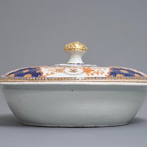 Four Chinese blue and white, famille rose and grisaille dishes and an armorial American market tureen, Qianlong/Jiaqing — 照片 7