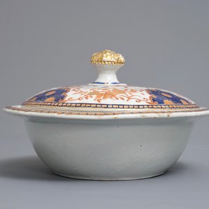 Four Chinese blue and white, famille rose and grisaille dishes and an armorial American market tureen, Qianlong/Jiaqing — 照片 10