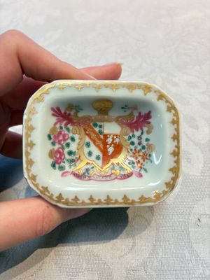 Four Chinese blue and white, famille rose and Imari-style salts and one Samson Paris salt, 18/19th C. — 照片 1