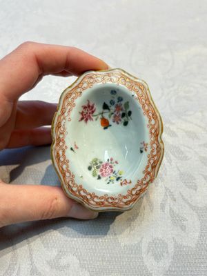 Four Chinese blue and white, famille rose and Imari-style salts and one Samson Paris salt, 18/19th C. — 照片 12