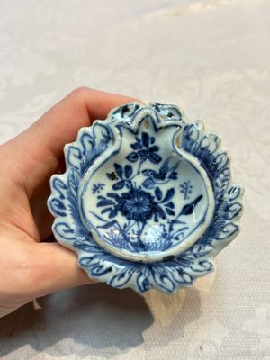 Four Chinese blue and white, famille rose and Imari-style salts and one Samson Paris salt, 18/19th C. — 照片 14