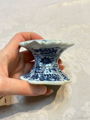 Four Chinese blue and white, famille rose and Imari-style salts and one Samson Paris salt, 18/19th C. — 照片 15
