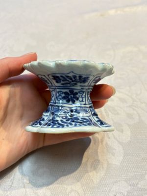 Four Chinese blue and white, famille rose and Imari-style salts and one Samson Paris salt, 18/19th C. — 照片 18